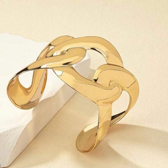 Gold chain design cuff bracelet - Picture 1 of 3